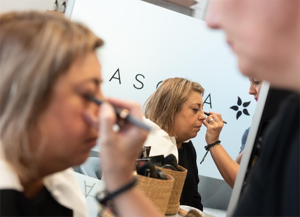 ¡El maquillaje perfecto para las cenas navideñas!