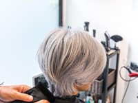 Si has decidido lucir las canas… ¡te mostramos cómo!